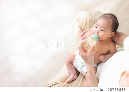 ミルクを飲む赤ちゃん　生後1ヶ月　コピースペース 90773823