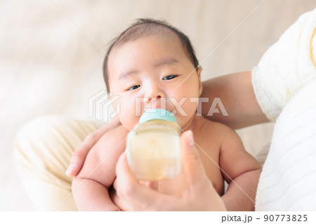 ミルクを飲む赤ちゃん 生後1ヶ月 コピースペースの写真素材