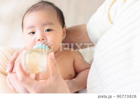 ミルクを飲む赤ちゃん 生後1ヶ月 コピースペース ミルクを飲む赤ちゃん 生後1ヶ月 コピースペース 90773826