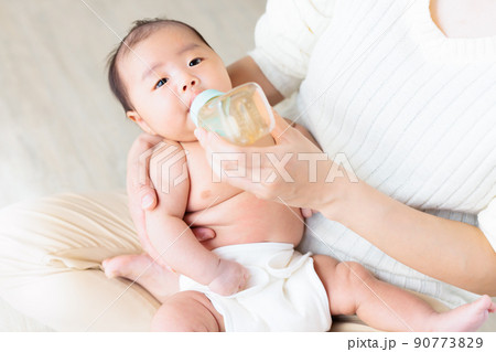 ミルクを飲む赤ちゃん 生後1ヶ月 コピースペースの写真素材
