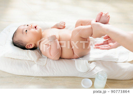 赤ちゃんのお尻に保湿剤を塗る　馬油　ワセリン　おむつかぶれ　おむつ皮膚炎　対策　生後2ヶ月 90773864