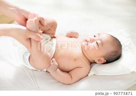 赤ちゃんとの親子遊び　ふれあい遊び　室内遊び　運動遊び　スキンシップ　足の運動　 90773871
