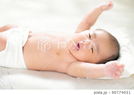 あくび 伸びをする赤ちゃん 生後2ヶ月 あくび 伸びをする赤ちゃん 生後2ヶ月 90774031