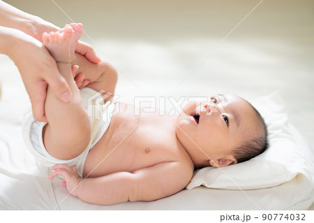 赤ちゃんとの親子遊び　ふれあい遊び　室内遊び　運動遊び　スキンシップ　足の運動　 90774032