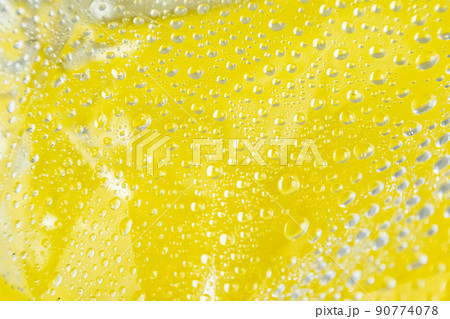 黄色い炭酸水のイメージ背景 90774078