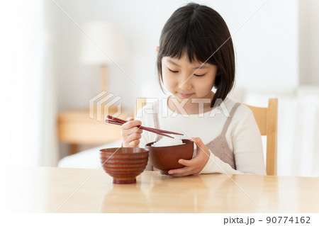 ご飯を食べる女の子 90774162