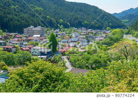 有馬ダム下の風景 入間川方向 街並みの眺め 春 新緑の季節 有馬ダム下の風景 入間川方向 街並みの眺め 春 新緑の季節 90774224