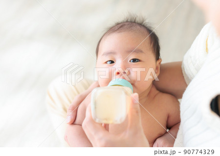 ミルクを飲む赤ちゃん 生後1ヶ月 コピースペースの写真素材