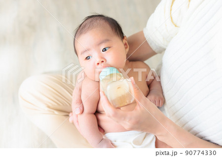 ミルクを飲む赤ちゃん 生後1ヶ月 コピースペース ミルクを飲む赤ちゃん 生後1ヶ月 コピースペース 90774330