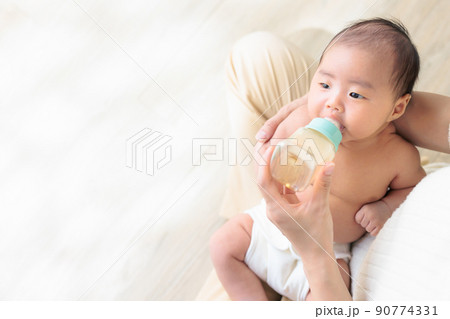 ミルクを飲む赤ちゃん 生後1ヶ月 コピースペース ミルクを飲む赤ちゃん 生後1ヶ月 コピースペース 90774331
