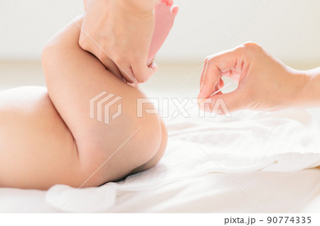 赤ちゃんの便秘解消法　綿棒浣腸　肛門刺激 90774335