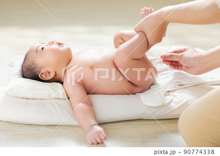 赤ちゃんの便秘解消法　綿棒浣腸　肛門刺激 90774338
