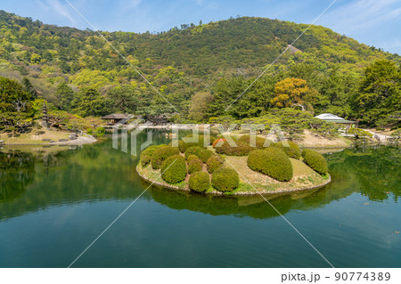 香川県高松市　栗林公園栗林公園を代表する景観の偃月橋から眺める恋つつじ 90774389
