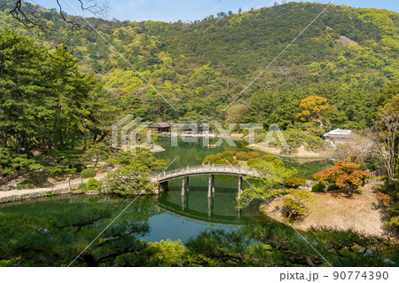 香川県高松市　栗林公園栗林公園を代表する景観の飛来峰と偃月橋 90774390