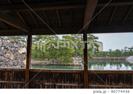 香川県高松市 高松城の鞘橋から見るお堀と石垣 香川県高松市 高松城の鞘橋から見るお堀と石垣 90774436