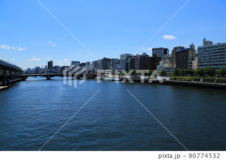 吾妻橋が架かる浅草と隅田川の水辺風景 吾妻橋が架かる浅草と隅田川の水辺風景 90774532