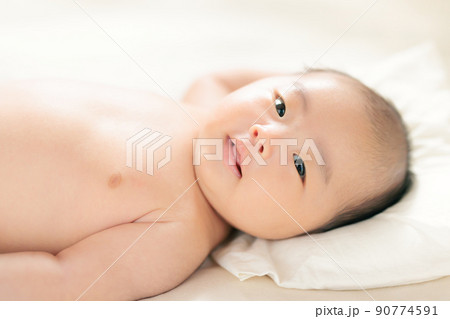 社会的微笑が始まった赤ちゃん 笑顔で見つめる 生後2ヶ月 社会的微笑が始まった赤ちゃん 笑顔で見つめる 生後2ヶ月 90774591
