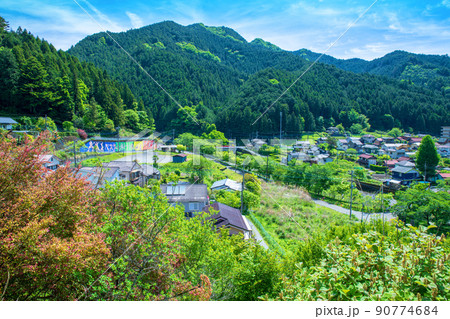 有馬ダム下の風景 入間川方向 街並みの眺め 春 新緑の季節 有馬ダム下の風景 入間川方向 街並みの眺め 春 新緑の季節 90774684