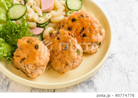 鶏肉団子の照り焼き 90774776