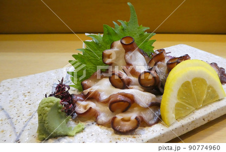 地ダコならではの、歯ごたえと旨みを刺身で味わう 90774960