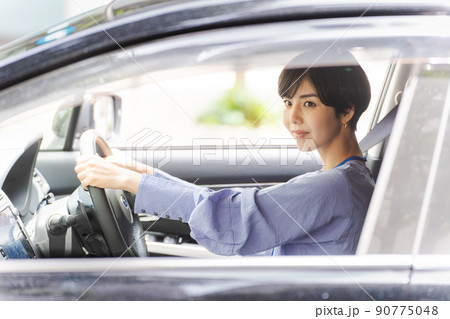 運転　女性　車　自動車 90775048
