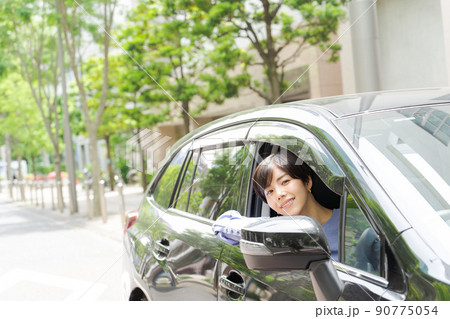 運転　女性　車　自動車 90775054
