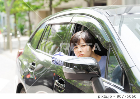 運転 女性 車 自動車 運転 女性 車 自動車 90775060