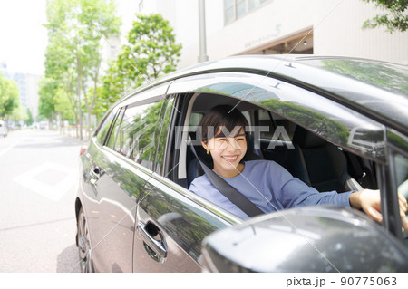 運転　女性　車　自動車 90775063