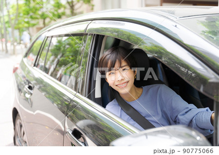 運転　女性　車　自動車 90775066