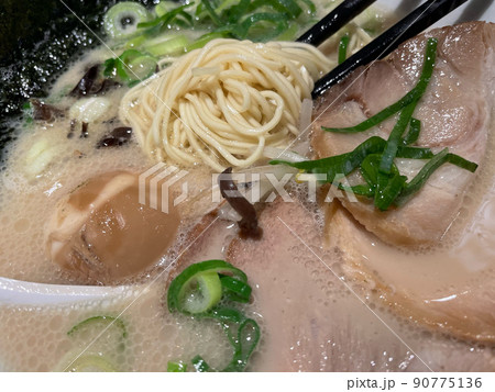 豚骨ラーメン チャーシュー・味玉・海苔トッピング 90775136