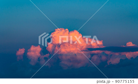 夕日に照らされ染まる積乱雲 b-2 16:9 高彩度コントラスト 夕日に照らされ染まる積乱雲 b-2 16:9 高彩度コントラスト 90775155