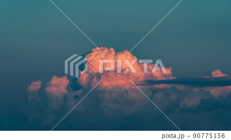 夕日に照らされ染まる積乱雲 b-3 16:9 フィルム調 夕日に照らされ染まる積乱雲 b-3 16:9 フィルム調 90775156