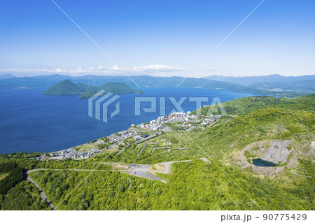 空から見た洞爺湖と金比羅火口 空から見た洞爺湖と金比羅火口 90775429