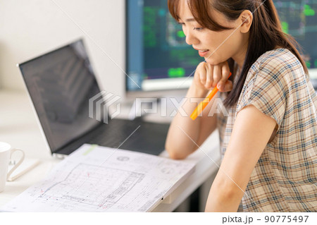 在宅ワークの若い女性一級建築士　平面プラン 90775497