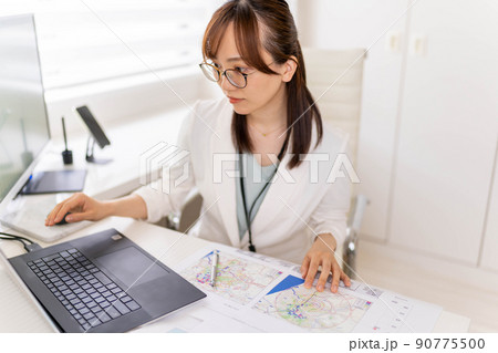 若い女性エンジニア 分析 市場調査 眼鏡 若い女性エンジニア 分析 市場調査 眼鏡 90775500