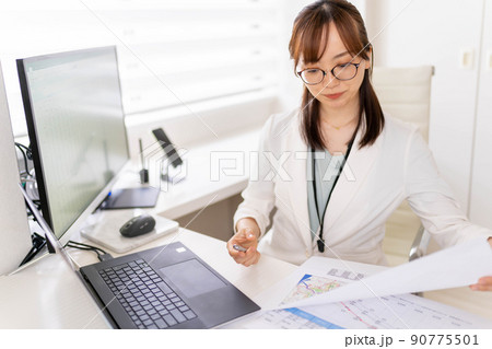 若い女性エンジニア 商圏分析 マーケティングリサーチ 眼鏡 若い女性エンジニア 商圏分析 マーケティングリサーチ 眼鏡 90775501
