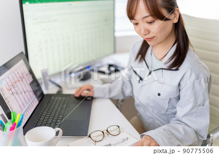 工事工程表を作成する女性一級建築士 工事監理 工事工程表を作成する女性一級建築士 工事監理 90775506