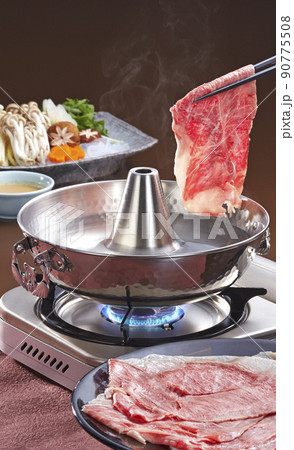 しゃぶしゃぶ鍋と食材 90775508