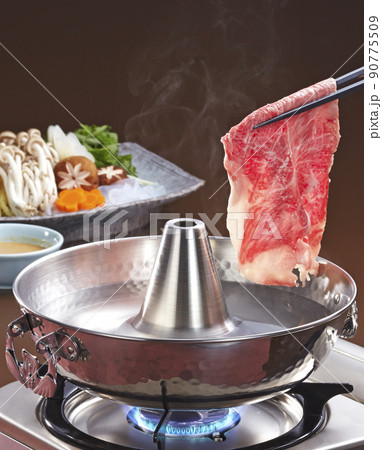 しゃぶしゃぶ鍋と食材 90775509