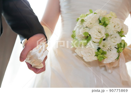 結婚式の幸せな新郎新婦とウエディングブーケ 結婚式の幸せな新郎新婦とウエディングブーケ 90775869