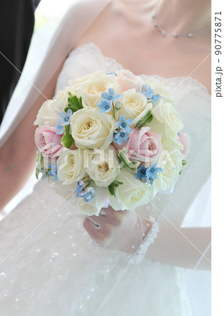 結婚式の幸せな新婦の華やかなウエディングブーケ 結婚式の幸せな新婦の華やかなウエディングブーケ 90775871