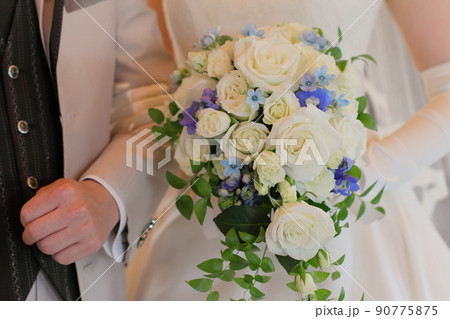 結婚式の幸せな新婦の華やかなウエディングブーケ 結婚式の幸せな新婦の華やかなウエディングブーケ 90775875