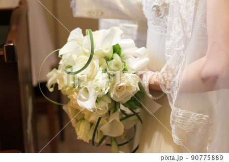 結婚式の幸せな新婦の華やかなウエディングブーケ 90775889
