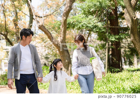 公園を散歩する家族の写真素材 [90776025] - PIXTA