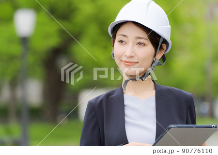 ヘルメットをかぶる女性 仕事 ヘルメットをかぶる女性 仕事 90776110