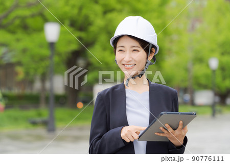 ヘルメットをかぶる女性　仕事 90776111