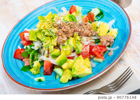 Plate of tasty salad with tuna, corn, tomatoes and arugula 90776148