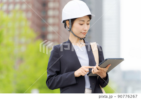ヘルメット　女性　屋外 90776267