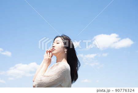 空と女性 空と女性 90776324