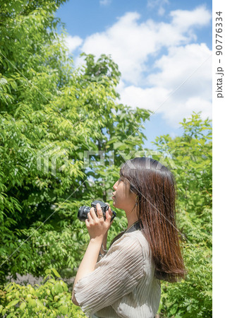 カメラを持つ女性 90776334